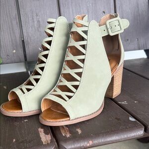 Amazon Women's Sage Heeled Boots